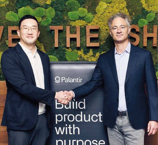 구광모(왼쪽) LG 회장이 지난 2일(현지 시각) 미국 캘리포니아 실리콘밸리에 있는 팔란티어 지사에서 알렉스 카프 팔란티어 창업자와 만나 기념 촬영을 하고 있다. 두 사람은 이날 AX(AI 전환) 사업 협력 방안에 대해 논의했다. /LG