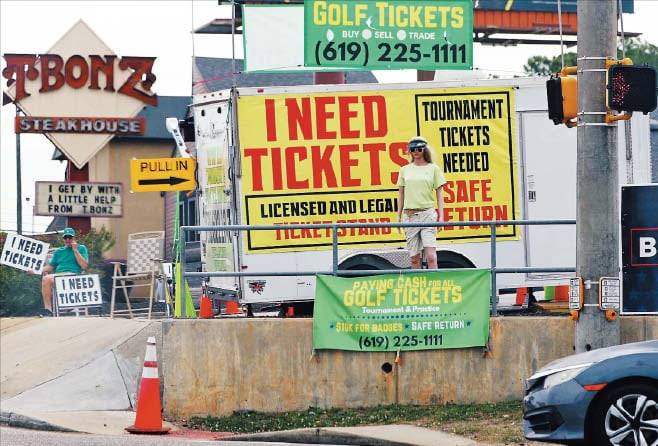 미국 조지아주 오거스타의 한 도로에 마스터스 관람권을 구한다는 현수막이 붙어 있다. /AFP 연합뉴스