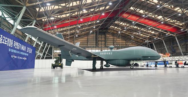 대한항공은 8일 부산 대한항공 테크센터에서 중고도정찰용무인항공기(MUAV) 양산 1호기 출고식을 개최했다고 밝혔다. 사진은 중고도 정찰용 무인항공기(MUAV) 양산 1호기. /대한항공