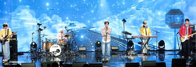 밴드 하츠웨이브(hrtz.wav)가 8일 서울 마포구 문화비축기지에서 열린 첫 번째 미니앨범 ‘The First Wave(더 퍼스트 웨이브)’ 발매 쇼케이스에서 타이틀곡 ‘NINETEEN(나인틴)’을 선보이고 있다. /뉴스1