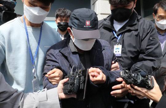 대전 서구 어린이보호구역에서 음주운전을 하다 4명의 초등학생을 덮쳐 1명을 숨지게한 운전자가 2023년 4월 10일 둔산경찰서에서 법원으로 이송되고 있다. 대전일보DB