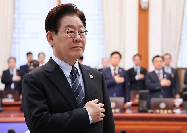 이재명 대통령이 6일 청와대에서 열린 국무회의 겸 비상경제점검회의에서 국기에 경례하고 있다. 연합뉴스