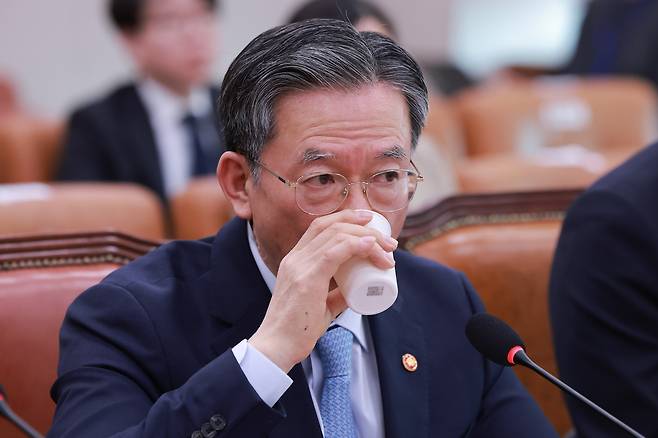 정성호 법무부 장관이 8일 국회에서 열린 법제사법위원회 전체회의에서 물을 마시고 있다. 연합뉴스