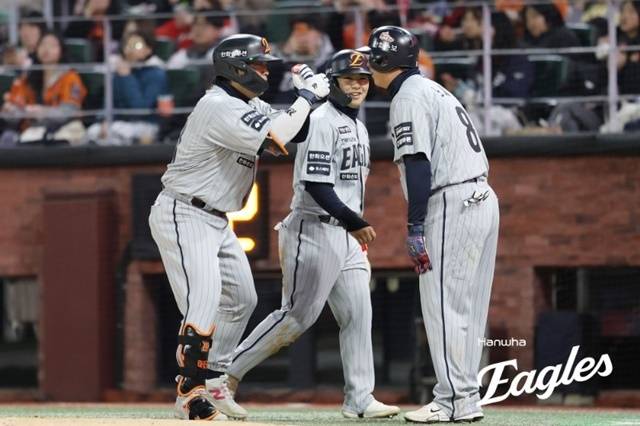 8일 인천 SSG랜더스필드에서 열린 SSG전에서 홈런을 친 뒤 기뻐하는 한화이글스 선수들. 한화이글스