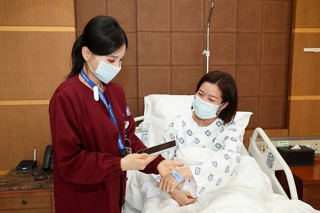 서울성모병원 간호사가 Voice ENR(모바일 기기)을 통해 환자의 손목 밴드를 스캔하며 환자 및 투약 이중 확인을 진행하고 있다. ⓒ서울성모병원