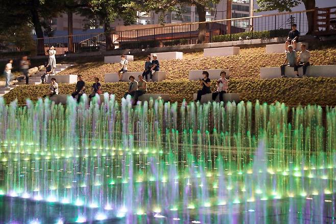 전북 정읍시 정읍천에 설치된 미로 분수를 찾은 방문객들이 분수를 바라보며 휴식을 취하고 있다. 정읍시 제공