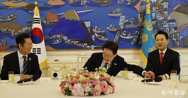 이재명 대통령이 7일 청와대에서 열린 여야정 민생경제협의체 회담에서 국민의힘 장동혁 대표(오른쪽)의 손을 잡고 있다. 이 대통령은 이 자리에서 추가경정예산안에 포함된 고유가 피해지원금에 대해 “포퓰리즘이 결코 아니다. ‘현찰 나눠 주기’라고 하는 것은 과한 표현”이라고 말했다. 왼쪽은 더불어민주당 정청래 대표. 김재명 기자 base@donga.com