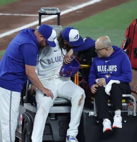 코디 폰세(가운데)가 미국프로야구 메이저리그(MLB) 복귀전이던 지난달 31일 콜로라도와의 안방 경기 3회초 수비 도중  무릎 부상을 입고 카트에 실려 경기장을 빠져나가고 있다. 폰세는 8일 인스타그램이 이 사진을 올리며 “이 여정이 이렇게 시작될 줄은 몰랐다”고 했다. 사진 출처 폰세 인스타그램