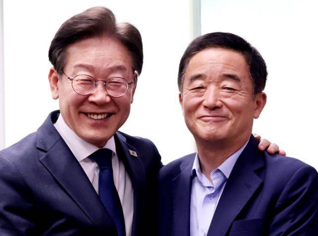 이재명 대통령(왼쪽)과 더불어민주당 강득구 최고위원(오른쪽). 강 최고위원이 2024년 8월 17일 페이스북에 올린 사진 갈무리.