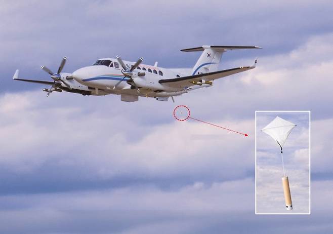 기상항공기 '나라호'가 관측 장비인 드롭존데를 낙하하는 장면. 기상청 제공