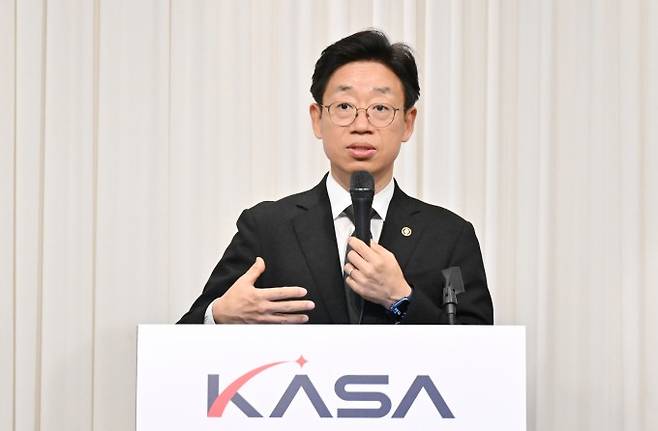 오태석 우주항공청장이 8일 서울에서 열린 취임 후 첫 기자간담회에서 조직 개편 방향과 주요 업무 추진 계획을 밝히고 있다. 우주청 제공