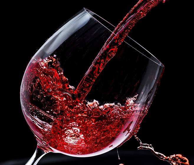 남성의 경우 하루 한두 잔의 와인을 마시면 노화 속도가 늦춰질 수 있다는 연구 결과가 나왔다. 사진=게티이미지