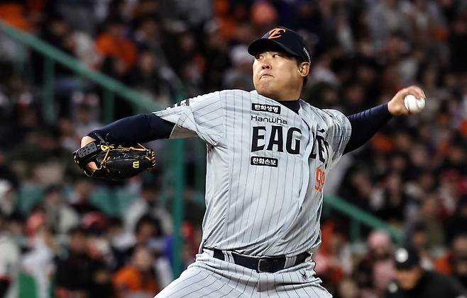 지난 7일 인천 미추홀구 SSG랜더스필드에서 열린 프로야구 '2026 신한 SOL KBO리그' SSG 랜더스와 한화 이글스의 경기에서 한화 선발투수 류현진이 역투하고 있다. 뉴스1