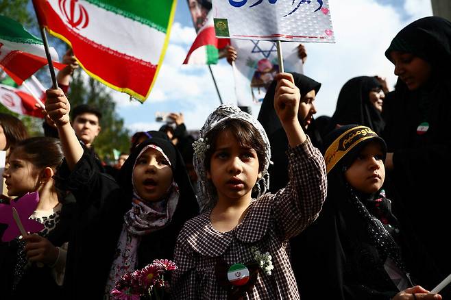 이란 테헤란에서 7일(현지시각) 미국·이스라엘과의 전쟁 중 남부 미나브의 한 초등학교에 대한 공습으로 숨진 학생들의 40재 추모 행사에 이란 어린이들이 참석하고 있다. 미나브/로이터 연합뉴스