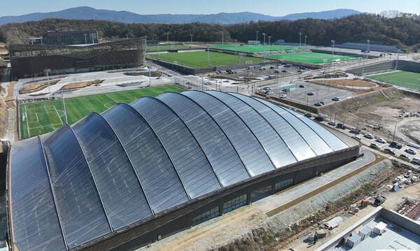 지붕을 두른 실내축구장을 비롯한 코리아풋볼파크 전경. 대한축구협회 제공