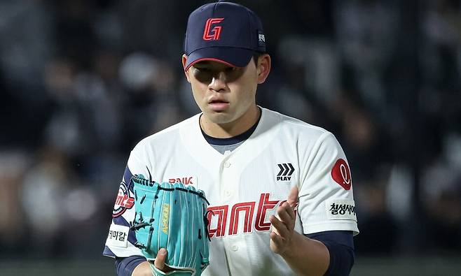 롯데 자이언츠 김진욱이 8일 부산 사직야구장에서 열린 2026 KBO리그 케이티(KT) 위즈와 안방 경기에 선발 등판해 이닝을 틀어막은 뒤 기뻐하고 있다. 롯데 자이언츠 제공
