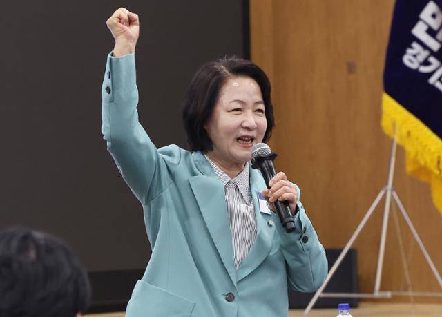 추미애 더불어민주당 의원이 6·3 지방선거 경기도지사 후보로 7일 확정됐다. 추 후보는 5일부터 이날까지 진행한 본경선 투표에서 과반을 득표하며 결선 없이 최종 후보자로 확정됐다. 사진은 지난달 30일 경기도 수원시 경기도의회에서 열린 더불어민주당 경기도당 제3차 상무위원회에서 인사말을 하는 추미애. 연합뉴스