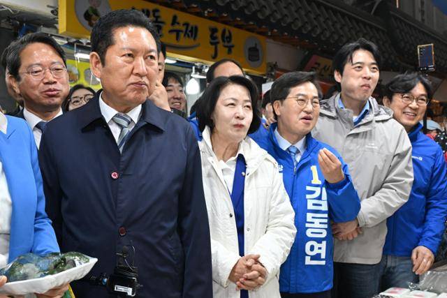 정청래 더불어민주당 대표가 6일 경기 수원시 팔달구 못골종합시장을 방문해 김동연, 추미애, 한준호 민주당 경기도지사 경선 후보 등과 떡을 구입하고 있다. 뉴시스