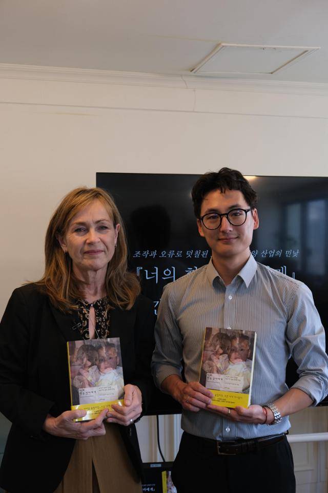 '너의 한국 엄마에게' 저자인 크리스틴 몰비크 보튼마르크(왼쪽)가 아들 안데르스 현 몰비크 보튼마르크와 7일 서울 종로구 한 회의실에서 열린 기자간담회 직후 포즈를 취해보이고 있다. 푸른숲 제공