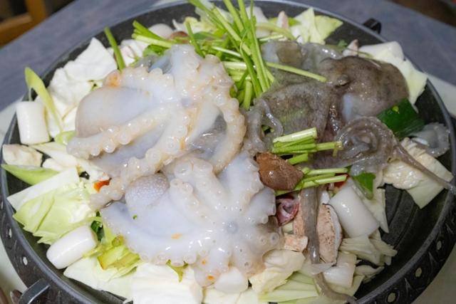 제철을 맞아 알주꾸미의 살집이 통통하게 올랐다.