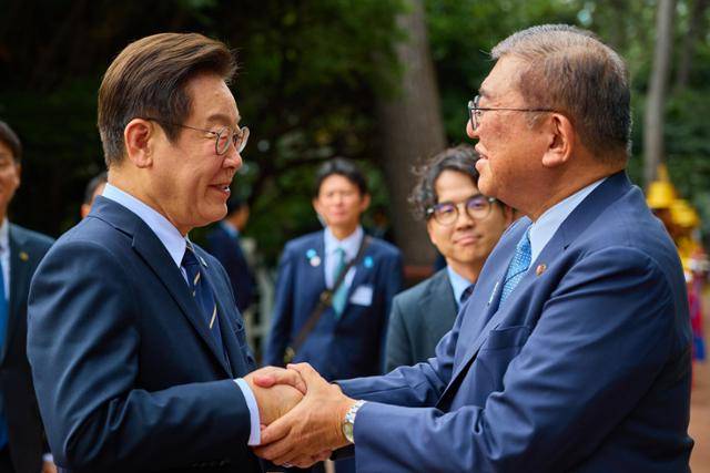 이재명 대통령과 이시바 시게루 일본 총리가 지난해 아시아태평양경제협력체(APEC)를 계기로 열린 한일 정상회담에서 두손을 맞잡고 인사를 나누고 있다. 대통령실 제공
