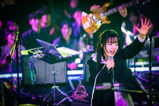 EBS 스페이스 공감 '홈커밍데이'에서 한로로가 공연하는 모습. EBS 제공