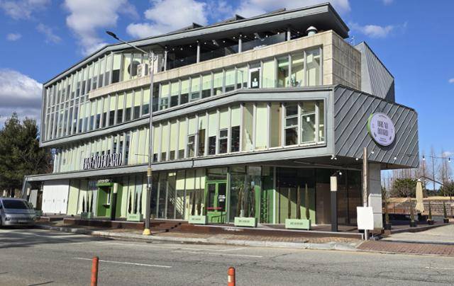 인테리어 업자의 악의적인 제보와 언론의 검증 없는 보도로 인해 '시멘트 빵'이라는 누명을 쓰고 폐업하게 된 천안 '브레드보드' 매장. 브레드보드 제공