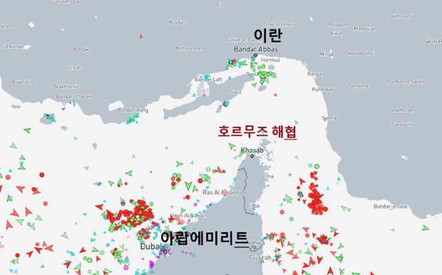 선박 이동 정보를 실시간 제공하는 '마린 트래픽' 지도에 나타난 호르무즈해협 상황. 항해하지 않고 정박 중인 선박을 뜻하는 빨간 점들이 해협 인근에 모여있다. 마린 트래픽 캡처