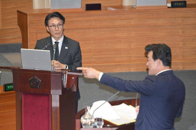 2월 10일 국회 본회의장에서 진행된 대정부질문에서 윤영석(오른쪽) 국민의힘 의원이 김민석 국무총리에게 질의 중 의원들을 향해 삿대질하고 있다. 최주연 기자