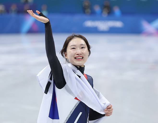 <yonhap photo-3365="">20일(현지시간) 이탈리아 밀라노 아이스스케이팅 아레나에서 열린 2026 밀라노ㆍ코르티나담페초 동계올림픽 쇼트트랙 여자 1,500m 결승에서 은메달을 획득한 최민정이 태극기를 들고 트랙을 돌고 있다. 사진=연합뉴스</yonhap>