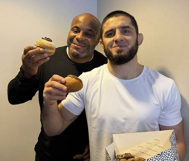 이슬람 마카체프(오른쪽)와 다니엘 코미어. 사진=마카체프 SNS