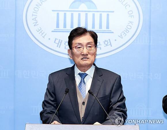 더불어민주당 충북지사 결선 경선에서 패한 뒤 불공정 경선을 주장하며 재심을 신청한 노영민 전 대통령 비서실장이 8일 국회 소통관에서 기자회견을 열고 당 지도부와 재심위에 충북도당에 대한 재조사를 촉구하고 있다. 2026. 04. 08. [사진=연합뉴스]