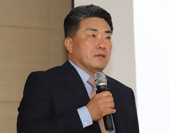 한인섭 중부매일 대표이사가 8일 청주대 청암홀에서 학생들을 상대로 명사특강을 하고 있다.  [사진=청주대학교]