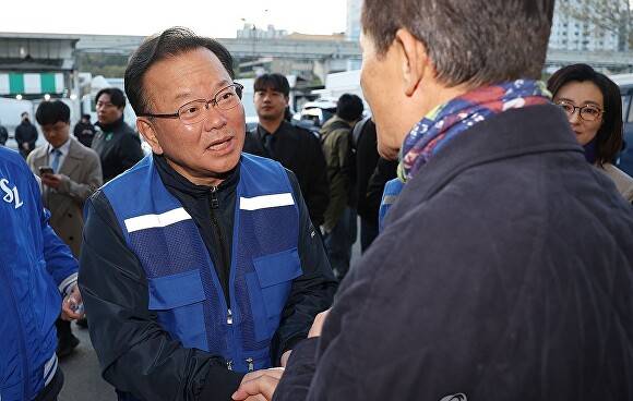 김부겸 전 총리가 8일 오전 대구 북구 매천동 농수산물도매시장을 찾아 관계자들과 인사하고 있다 [사진=연합뉴스]