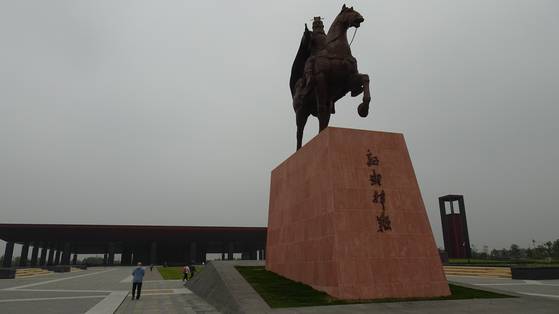 지난 2023년 찾아간 중국 허난성 안양시 인두구 시가오쉐촌의 조조 고릉 유적지 박물관. 입구에 15.6m 높이의 조조 기마상에 마오쩌둥의 필체로 ‘위무휘편(魏武揮鞭)’ 네 글자가 새겨져있다. 신경진 특파원