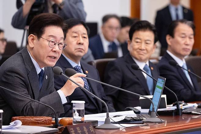 이재명 대통령이 지난달 24일 청와대에서 열린 국무회의에서 발언하고 있다. 청와대사진기자단
