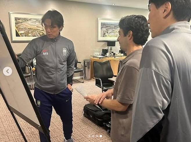 한국축구대표팀 홍명보 감독과 아로소 코치가 전술을 상의하고 있다. 사진 아로소 인스타그램