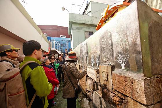 부산 아미동 비석마을 일대 모습. [중앙 포토]