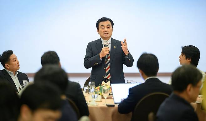 안규백 국방부 장관은 지난 7일 기자간담회에서 육·해·공군 3개 사관학교를 통합해 사관생도를 선발하는 구상을 밝혔다. 사진 국방부