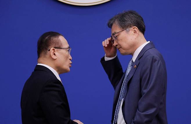 위성락 청와대 국가안보실장과 조현 외교부 장관이 6일 오전 청와대에서 열린 제14회 국무회의 겸 제4차 비상경제점검회의에 시작 전 이야기를 나누고 있다. 청와대사진기자단