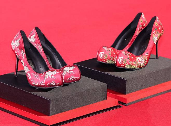 영화 '악마는 프라다를 입는다 2' 기자간담회가 열린 8일 서울 종로구 포시즌스호텔 행사장에 배우 메릴 스트리프와 앤 해서웨이가 선물 받은 꽃신을 재해석한 하이힐이 놓여 있다. [연합뉴스]