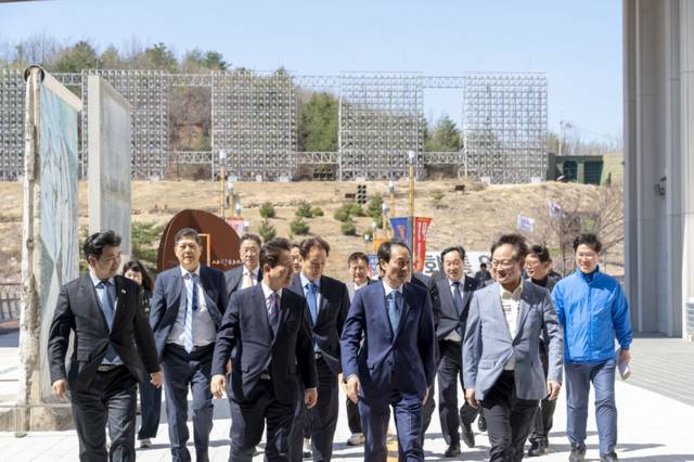 ▲ 우상호 더불어민주당 강원도지사 예비후보가 8일 최동북단 평화접경지 고성군 현내면 DMZ박물관을 찾아 ‘금강산관광 재개 발원 남북의 평화와 화합을 위한 기원법회’에 참석, 남북평화공존과 금강산관광 재개를 기원했다.