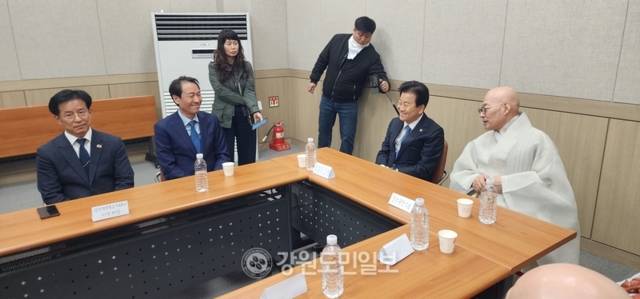 ▲ 우상호 더불어민주당 강원도지사 예비후보가 8일 최동북단 평화접경지 고성군 현내면 DMZ박물관에서 정동영 통일부장관·조계종 총무원장 진우스님과 담소를 나누고 있다.