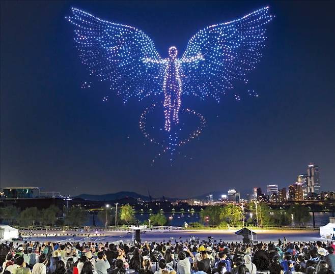 ‘2025 한강드론라이트쇼’에서 시민들이 공연을 관람하고 있다. 서울시 제공