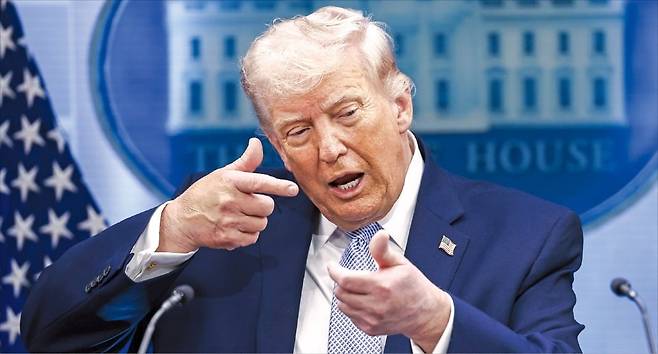 < ‘확전 방아쇠’ 당길까 > 도널드 트럼프 미국 대통령이 6일(현지시간) 백악관에서 열린 이란 전쟁 관련 기자회견 도중 취재진의 질문에 답하며 총을 겨누는 시늉을 하고 있다. 여기서 트럼프 대통령은 이란이 미국 요구를 수용하지 않으면 발전소와 교량 등 기반 시설을 파괴하겠다고 위협했다. EPA연합뉴스