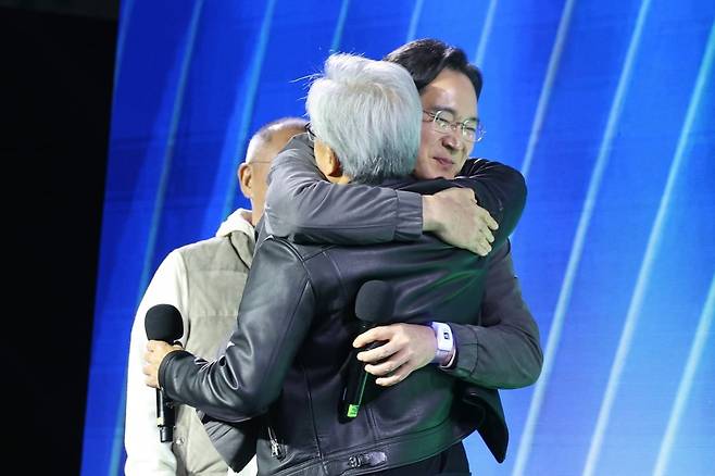 젠슨 황 엔비디아 최고경영자와 이재용 삼성전자 회장, 정의선 현대차그룹 회장이 30일 서울 코엑스에서 열린 엔비디아의 그래픽카드(GPU) '지포스' 출시 25주년 행사에 참석해 있다. 사진=연합뉴스