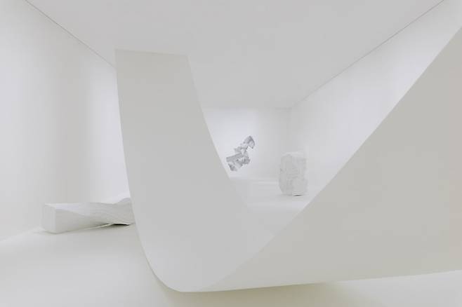 도배 작업에만 무려 한 달이 소요된 청조갤러리 1관 - White. 새벽 네시면 미술관으로 나와 작업하던 작가의 스테이플러 심 작품이 뒷면 벽에 전시돼 있다. ⓒ Museum SAN, Photo by Sangtae Kim