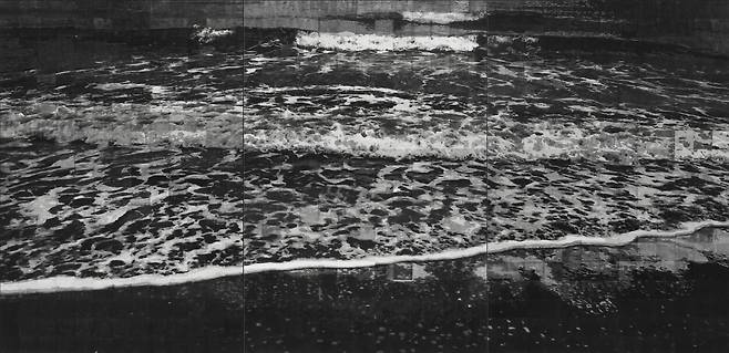 권세진 '바다를 구성하는 741개의 드로잉'(2020). 종이에 먹, 190x390cm