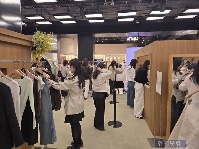 7일 서울 영등포구에 있는 더현대서울에서 소비자들이 쇼핑하고 있다./사진=박수림 기자