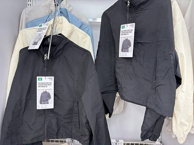 8일 방문한 서울 중구 다이소 명동역점 12층에서 판매되는 바람막이 가격은 5000원에 불과하다. / 사진=이수 기자